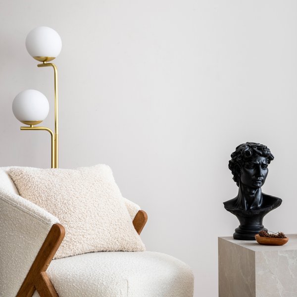 Comment harmoniser une pochette en soie avec une robe de bal?