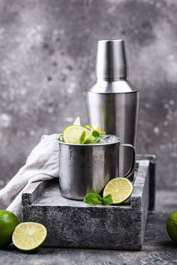 Quelles sont les meilleures façons de porter des mules à talons avec une jupe crayon?