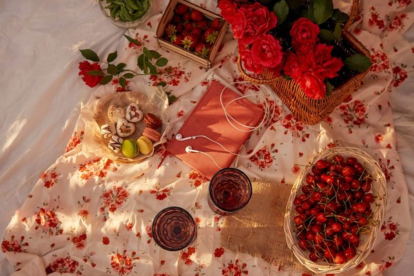 Quelles astuces pour agrémenter votre espace de travail avec des touches féminines et inspirantes?